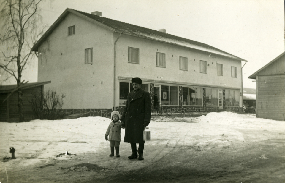 Isoisä ja lapsi Jokelan Osuuskaupan edessä vuonna 1951. Kuva: Nikolai Breneff / Tuusulan museo. Kuvan lisenssi: CC BY 4.0.