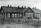 Koulu rakennettiin 1905 ja paloi 1942