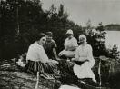 Kuvassa vas. Ester Snellman-Paloheimo, Anni Paloheimo (os. Halonen), rouva Hjelt ja Maija Halonen. 
