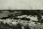 1940-luvun kuva on otettu Jokipuiston suunnasta Järvenpääntielle päin. Takana vasemmalla näkyy nykyisen Taidekeskus Kasarmin kattoja. 
