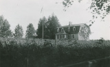 Mikkolan päärakennuksen viereen 1920-luvulla alussa rakennettiin ns. Lönngrenin huvila. Kuva Jouko Launeen albumista.