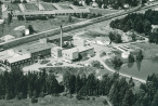 Ilmakuva Tulitikku Oy:n alueesta Jokelasta 1970-luvulta, jossa myöhemmin on toiminut Jokelan vankila. Takana näkyy tiilitehtaan uunirakennus sekä Jokelan asemanseudun rakennuksia.