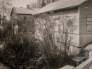 Kahvila ja Bärlundin leipomo kuvattuna 1967. Rakennuksen kivijalkaa on vielä näkyvissä Myllykujan ja Tuusulanjoen välissä. Kuva Kati Kummu